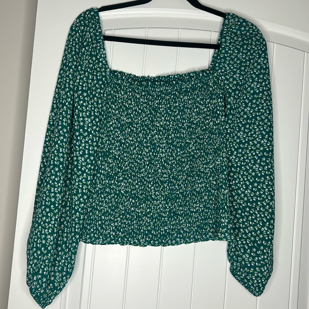 Green floral blouse size large. Stretchy bodice
